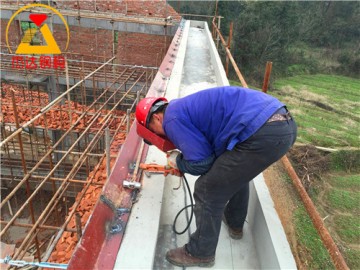 拱形屋頂圈梁上焊接托板